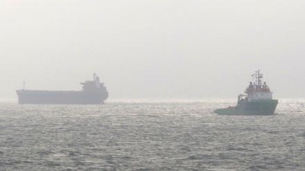 Der vor der Nordseeinsel Langeoog havarierte Frachter ´Glory Amsterdam» (l.) und der Schlepper ´Fairmount Summit», aufgenommen am 01.11.2017. 
