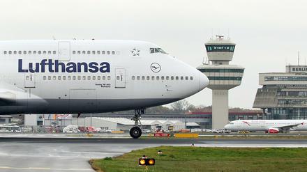 Eine Boeing 747-400 der Lufthansa auf dem Flughafen Berlin-Tegel. Die Fluggesellschaft setzt im November auf einem einstündigen Flug zwischen Frankfurt und Berlin ein Großraumflugzeug ein.