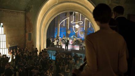 Der britische Songwriter und Sänger Bryan Ferry macht Stimmung im "Babylon Berlin" 