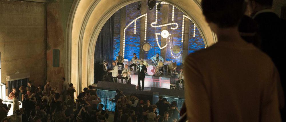 Der britische Songwriter und Sänger Bryan Ferry macht Stimmung im "Babylon Berlin" 