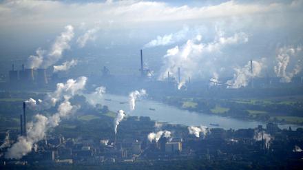 Schornsteine von Industrieanlagen im Ruhrgebiet (Archivbild von 2012) 