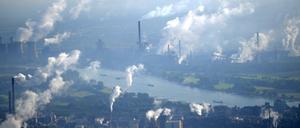 Schornsteine von Industrieanlagen im Ruhrgebiet (Archivbild von 2012) 