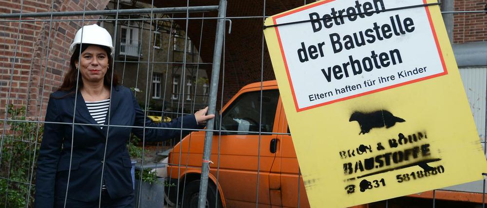 Bildungssenatorin Sandra Scheeres (SPD) hat ihren Besuch an der Carlo-Schmid-Schule angekündigt. Hier im Bild: Ihr Baustellenbesuch an der Schöneberger Ruppin-Grundschule - dort gab es nur gute Nachrichten zu vermelden. 