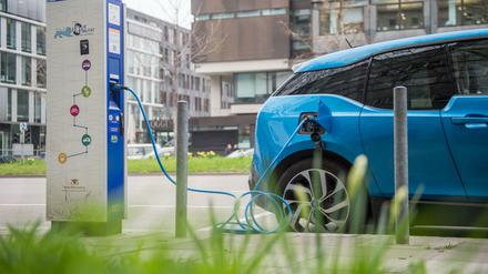 Schneller laden. Die Hersteller hatten bei der Ankündigung ihres Joint-Ventures versprochen, dass ein Ladevorgang nicht länger als eine Kaffeepause dauern soll.