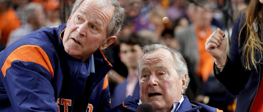 Einig im Urteil über Trump: Die ehemaligen US-Präsidenten George W. Bush (l) und Vater George H. W. Bush