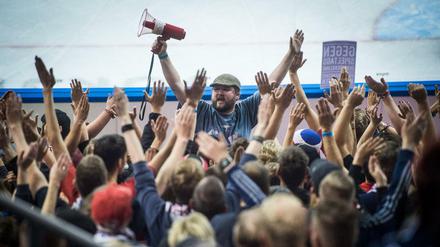  Nicht immer nur Jubel und Heiterkeit: Fans der Eisbären jubeln ihrer Mannschaft zu. Beim Spiel in Wolfsburg gab es auch Pöbeleien gegen die Wolfsburger.