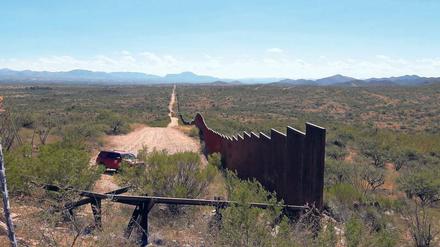 Links die USA, rechts Mexiko. Donald Trump will die Grenzbefestigung auf 3200 Kilometern ausweiten.