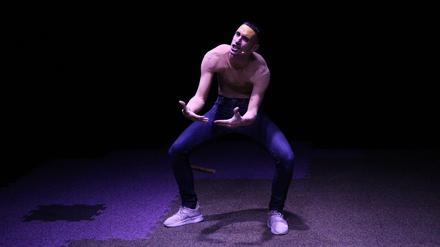 Fantasiegestalt in sinnlicher Pose. Der italienische Tänzer Enrico Ticconi performt „Rasp Your Soul“.