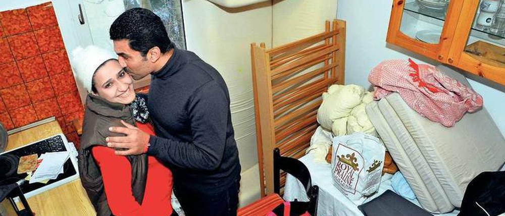 Dieses Flüchtlingsehepaar hatte Glück. Die Syrer zogen im Januar 2016 in eine Wohnung in Berlin Friedenau ein.