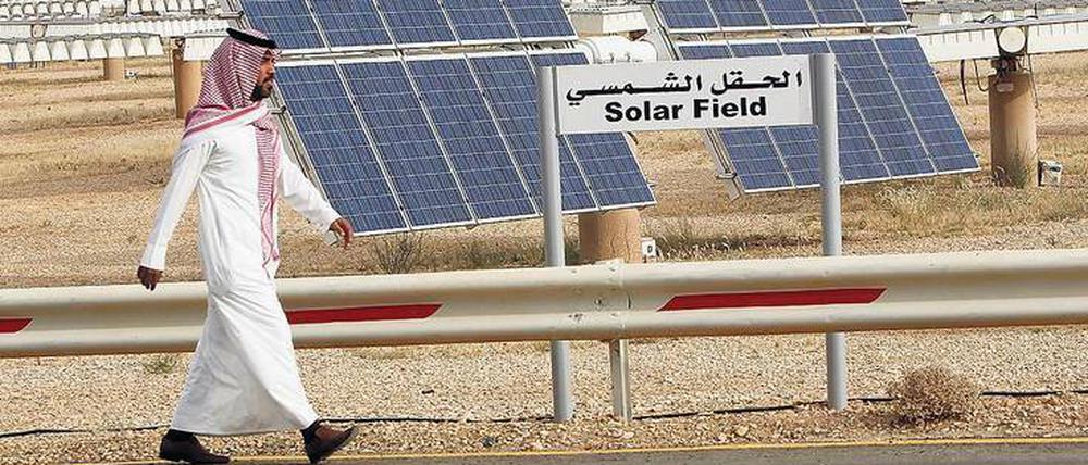 Saudi-Arabien investiert in erneuerbare Energien. Im Bild ein Solarzellenfeld in der King Abdulaziz city of Sciences and Technology. 