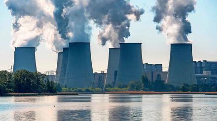 Die Kühltürme des Kohlekraftwerks der Vattenfall AG in Jänschwalde. Wie lange es noch Strom liefern darf, ist Thema bei „Jamaika“.