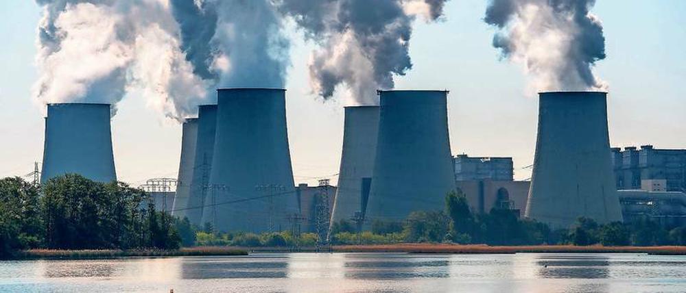 Die Kühltürme des Kohlekraftwerks der Vattenfall AG in Jänschwalde. Wie lange es noch Strom liefern darf, ist Thema bei „Jamaika“.