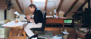 Der Übersetzer Peter Urban in seinem Arbeitszimmer, wo er sich an seiner Adler-Maschine abrackert.