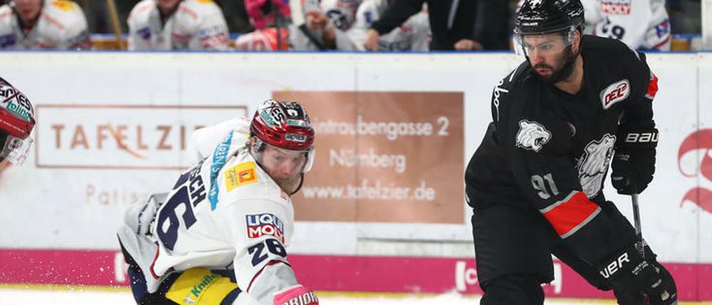 Florian Busch (l.) kann in Wolfsburg wieder mitwirken - und wird wohl in der Verteidigung spielen.