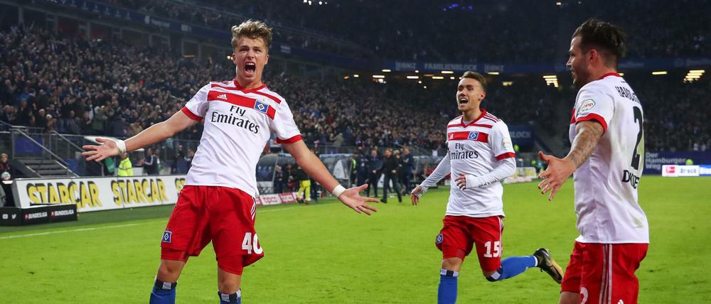 Hamburgs Jann-Fiete Arp (l) feiert seinen Treffer zum 3-1.