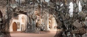 Eine Höhle aus feinen Wollfäden: Chiharu Shiotas Installation in der Nikolaikirche.