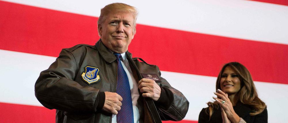 Donald und Melania Trump bei einem Auftritt vor US-Soldaten auf der Yokota-Luftwaffenbasis in Tokio.