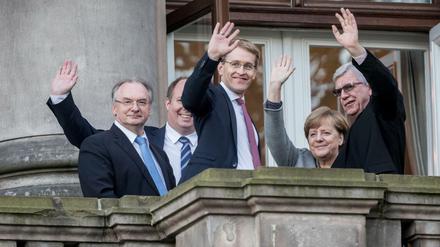 Winken für die Fotografen: Bundeskanzlerin Angela Merkel (CDU) im Kreise weiterer Sondierer