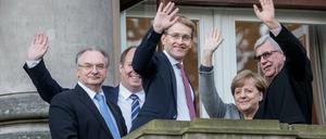 Winken für die Fotografen: Bundeskanzlerin Angela Merkel (CDU) im Kreise weiterer Sondierer