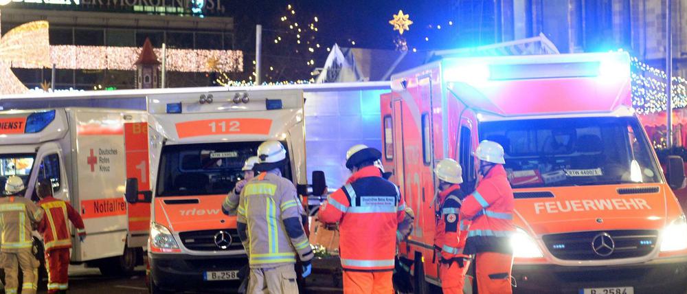 Tatort Breitscheidplatz. Rettungskräfte am 19.12.2016 vor der Gedächtniskirche. 