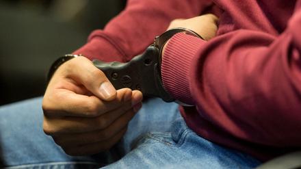Der Angeklagte Hussein K. sitzt am Dienstag in Freiburg im Breisgau in Handschellen im Gerichtssaal.