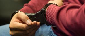 Der Angeklagte Hussein K. sitzt am Dienstag in Freiburg im Breisgau in Handschellen im Gerichtssaal. 