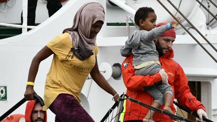 Landung afrikanischer Flüchtlinge am Montag in Crotone in Kalabrien im Südosten Italiens.