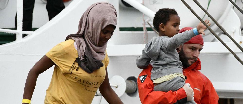 Landung afrikanischer Flüchtlinge am Montag in Crotone in Kalabrien im Südosten Italiens.
