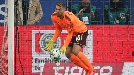 Fußball: Bundesliga, Hamburger SV - VfB Stuttgart, 11. Spieltag am 04.11.2017 im Volksparkstadion in Hamburg. Stuttgarts Torwart Ron-Robert Zieler kann den Treffer zum 1-0 nach einem Freistoß von Aaron Hunt (verdeckt) nicht verhindern. (Wichtiger Hinweis: Aufgrund der Akkreditierungsbestimmungen der DFL ist die Publikation und Weiterverwertung im Internet und in Online-Medien während des Spiels auf insgesamt fünfzehn Bilder pro Spiel begrenzt.) Foto: Christian Charisius/dpa +++(c) dpa - Bildfunk+++