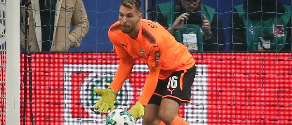 Fußball: Bundesliga, Hamburger SV - VfB Stuttgart, 11. Spieltag am 04.11.2017 im Volksparkstadion in Hamburg. Stuttgarts Torwart Ron-Robert Zieler kann den Treffer zum 1-0 nach einem Freistoß von Aaron Hunt (verdeckt) nicht verhindern. (Wichtiger Hinweis: Aufgrund der Akkreditierungsbestimmungen der DFL ist die Publikation und Weiterverwertung im Internet und in Online-Medien während des Spiels auf insgesamt fünfzehn Bilder pro Spiel begrenzt.) Foto: Christian Charisius/dpa +++(c) dpa - Bildfunk+++