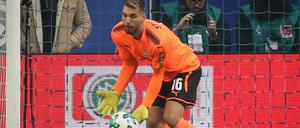 Fußball: Bundesliga, Hamburger SV - VfB Stuttgart, 11. Spieltag am 04.11.2017 im Volksparkstadion in Hamburg. Stuttgarts Torwart Ron-Robert Zieler kann den Treffer zum 1-0 nach einem Freistoß von Aaron Hunt (verdeckt) nicht verhindern. (Wichtiger Hinweis: Aufgrund der Akkreditierungsbestimmungen der DFL ist die Publikation und Weiterverwertung im Internet und in Online-Medien während des Spiels auf insgesamt fünfzehn Bilder pro Spiel begrenzt.) Foto: Christian Charisius/dpa +++(c) dpa - Bildfunk+++