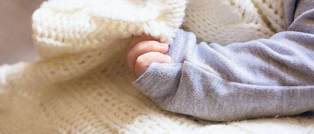 Sind so kleine Hände. Bis zu 80 Prozent aller Mütter haben nach der Entbindung den Babyblues.