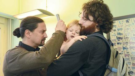 Fließbandarbeit? „Ja und nein“, sagt der Kinderarzt Jakob Maske. In seiner Praxis in Berlin-Schöneberg behandelt er an einem normalen Morgen 24 Patienten.