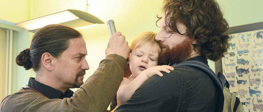 Fließbandarbeit? „Ja und nein“, sagt der Kinderarzt Jakob Maske. In seiner Praxis in Berlin-Schöneberg behandelt er an einem normalen Morgen 24 Patienten.