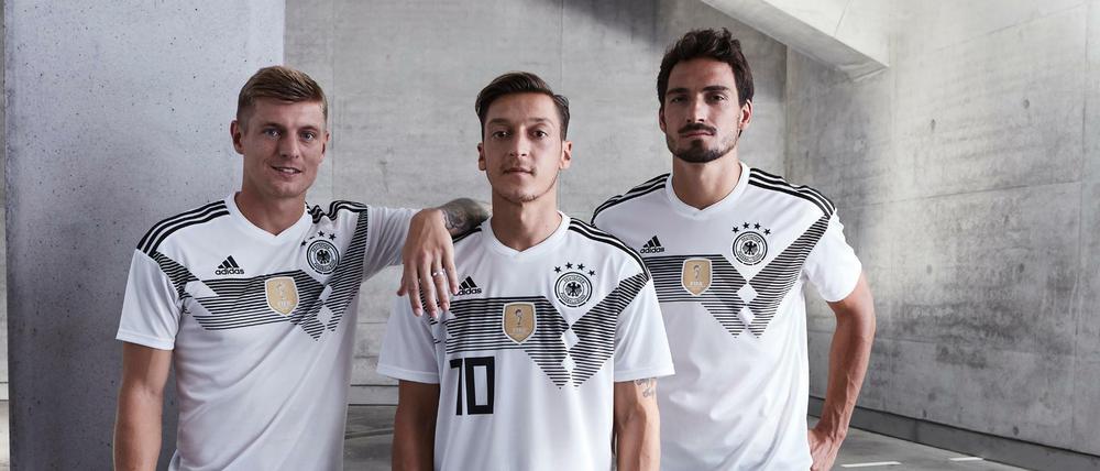 Toni Kroos, Mesut Özil und Mats Hummels präsentieren das neue Trikot der deutschen Fußball-Nationalmannschaft für die FIFA Fußball-Weltmeisterschaft in Russland 2018 tragen. Kurz vor den beiden letzten Länderspielen des Jahres hat der Deutsche Fußball-Bund (DFB) das Heimtrikot der Nationalmannschaft für die Fußball-WM 2018 im Internet vorgestellt. 