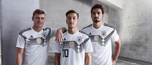 Toni Kroos, Mesut Özil und Mats Hummels präsentieren das neue Trikot der deutschen Fußball-Nationalmannschaft für die FIFA Fußball-Weltmeisterschaft in Russland 2018 tragen. Kurz vor den beiden letzten Länderspielen des Jahres hat der Deutsche Fußball-Bund (DFB) das Heimtrikot der Nationalmannschaft für die Fußball-WM 2018 im Internet vorgestellt. 