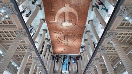 Spiegel an der Decke: Installation von Cai Guo-Qiang im Puschkin-Museum.