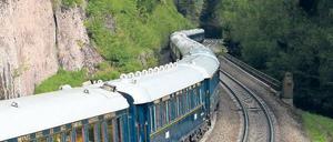 Wohnen auf Rädern. Der Venice Simplon-Orient-Express schnauft durch die Alpen.