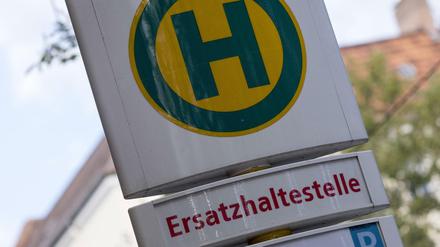 Hinweisschild für einer Ersatzhaltestelle. (Symbolbild)