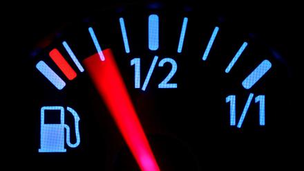 Hoher Verbrauch. Autos verbrauchen fast immer mehr Sprit, als der Hersteller angibt.