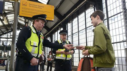 Ertappt! Am S-Bahnhof Friedrichsstraße wird schon seit April vergangenen Jahres verschärft kontrolliert. 