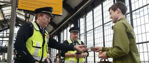 Ertappt! Am S-Bahnhof Friedrichsstraße wird schon seit April vergangenen Jahres verschärft kontrolliert.