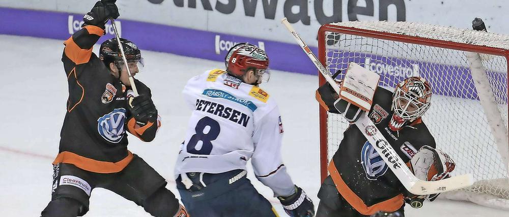 Mit viel Zug zum Tor. Die Eisbären mit Nick Petersen zeigten in Wolfsburg ein starkes Auswärtsspiel.