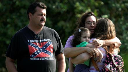 Nach dem Massenmord: Einwohner von Sutherland Springs in der Nähe des Tatorts . 