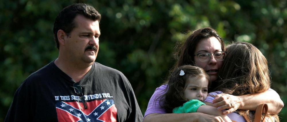 Nach dem Massenmord: Einwohner von Sutherland Springs in der Nähe des Tatorts .