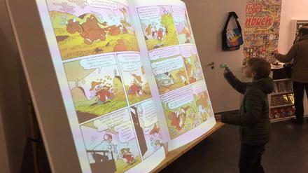 Interaktiv: Das Acht-Quadratmeter-Buch steuert der Leser durch Armbewegungen.