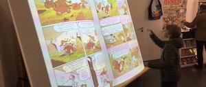 Interaktiv: Das Acht-Quadratmeter-Buch steuert der Leser durch Armbewegungen.