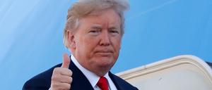 Zersaust und gebeutelt, aber gleichwohl mit Kurs auf die Wiederwahl 2020: Donald Trump beim Abflug nach Asien am Freitag.