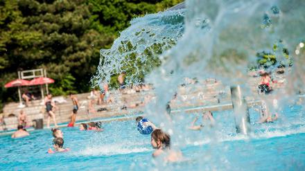 Spaß im Becken, hier im Kreuzberger Prinzenbad. Aber manchmal verderben Störer die Freude.