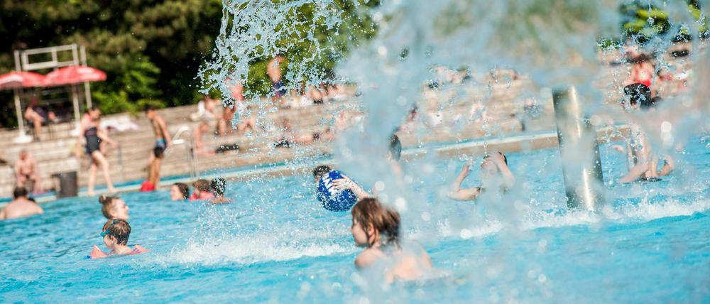 Spaß im Becken, hier im Kreuzberger Prinzenbad. Aber manchmal verderben Störer die Freude.